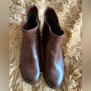 NWT Unisa brown booties